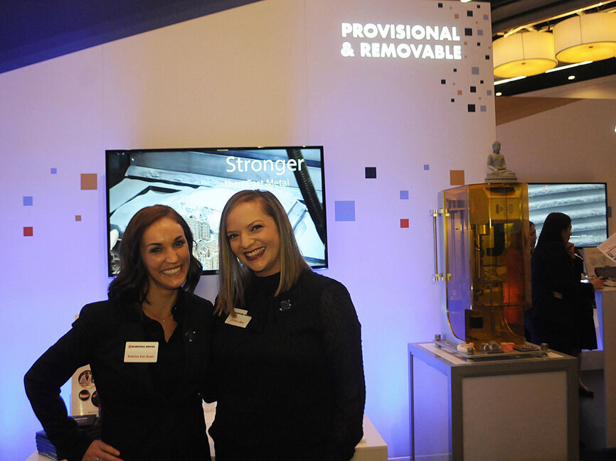 Katrina van Duyn and Christina Mahi showed Glidewell’s provisional and removable dentures. (Photo: José Antonio Rosario for Dental Tribune)