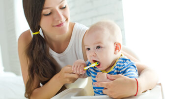 Neue Ratgeberbroschüre gibt Eltern Orientierung zur Mundgesundheit bei Kindern