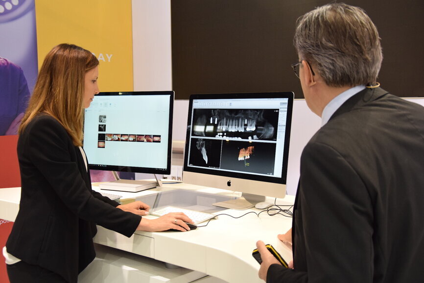 Tinne Van Delm (left), Head Global Product Management Software at Nobel Biocare, and Dr Kunz showcased the multiple software solutions that the company offers in its extensive portfolio. (Photograph: Monique Mehler, DTI)