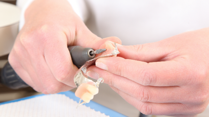 Profilo sanitario dell’odontotecnico: AIO precisa la sua posizione