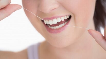 Co pierwsze: szczotkowanie czy nitkowanie?