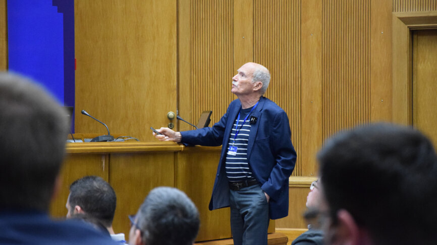 Prof. Aviad Tamse discussing vertical root fractures in endodontically treated teeth.