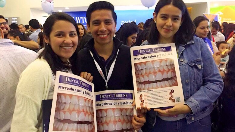 Odontólogos, técnicos dentales, estudiantes y personas de todas las edades recibieron ejemplares de Dental Tribune y de AMIC Today, el periódico de ferias de la editorial. Incluso niños y hasta un osito de peluche, como se aprecia en las fotos, se divirtieron y aprendieron leyendo la publicación más leída en América Latina. (Fotos: Michelle Arias)