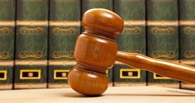 Handtastelijke orthodontist ontkent, maar blijft doorgehaald in register