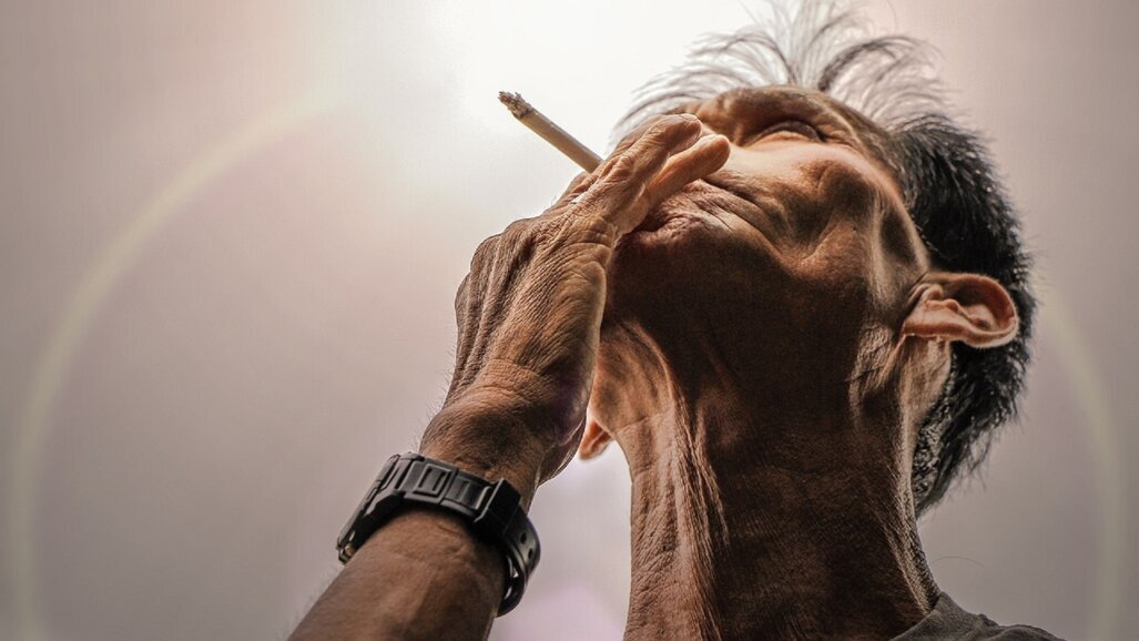 Palenie papierosów rujnuje zęby i jamę ustną