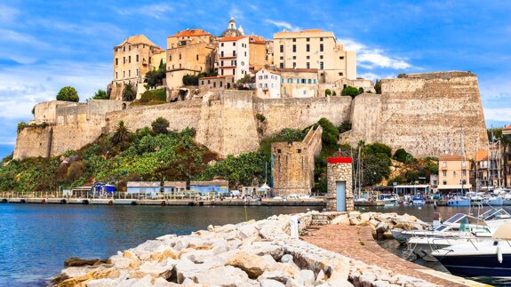 Célébration des 30 ans du diplôme universitaire d’implantologie de l’université de Corse : un événement exceptionnel à Calvi