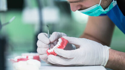 Fundação Oral Health lança novas diretrizes para adesivos para próteses dentárias