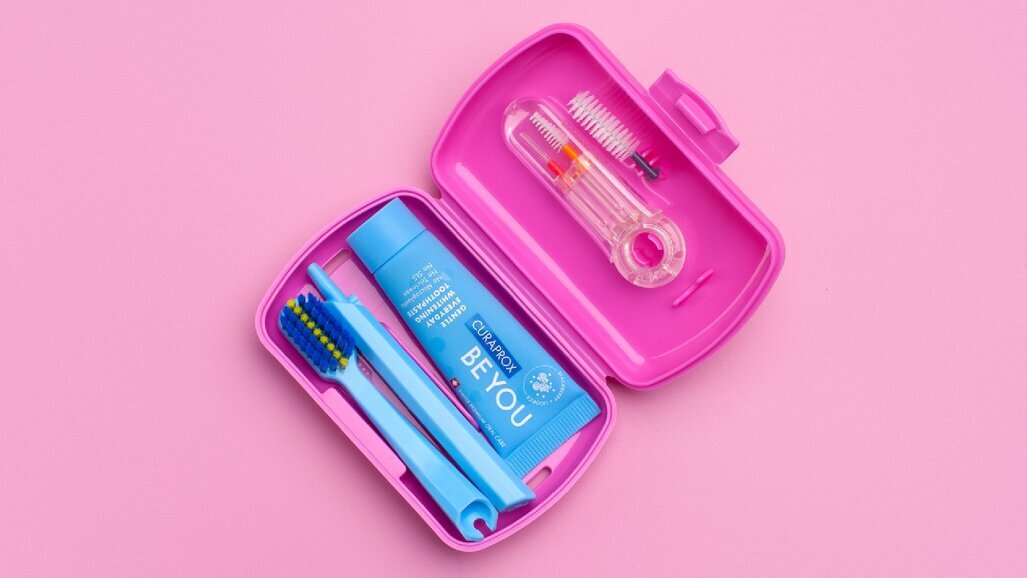 Curaprox regala un sorriso smagliante anche nei trattamenti ortodontici, grazie a soluzioni innovative per la cura dell’apparecchio