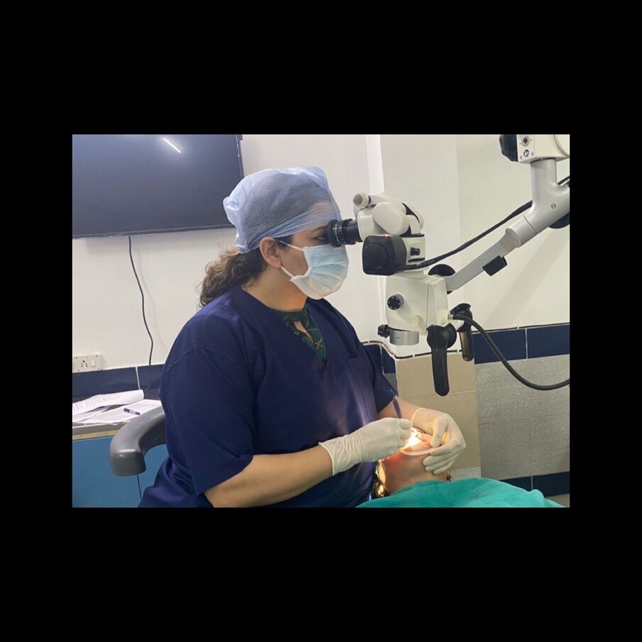 Figure 1b: Improved ergonomics using Dental Operating Microscope