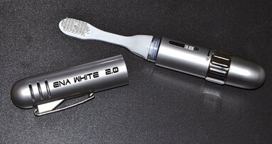 Innovazione tecnologica nel campo dello sbiancamento professionale domiciliare Il sistema Ena White 2.0. In soli 2 minuti al giorno senza mascherine