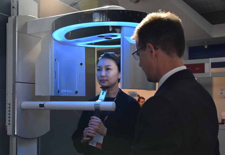 An attendee trialling the X1 CBCT scanner from 3Shape. (Photograph: Franziska Beier, DTI)