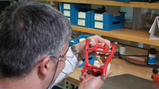 Turismo dentale e Striscia la Notizia: la risposta degli odontotecnici