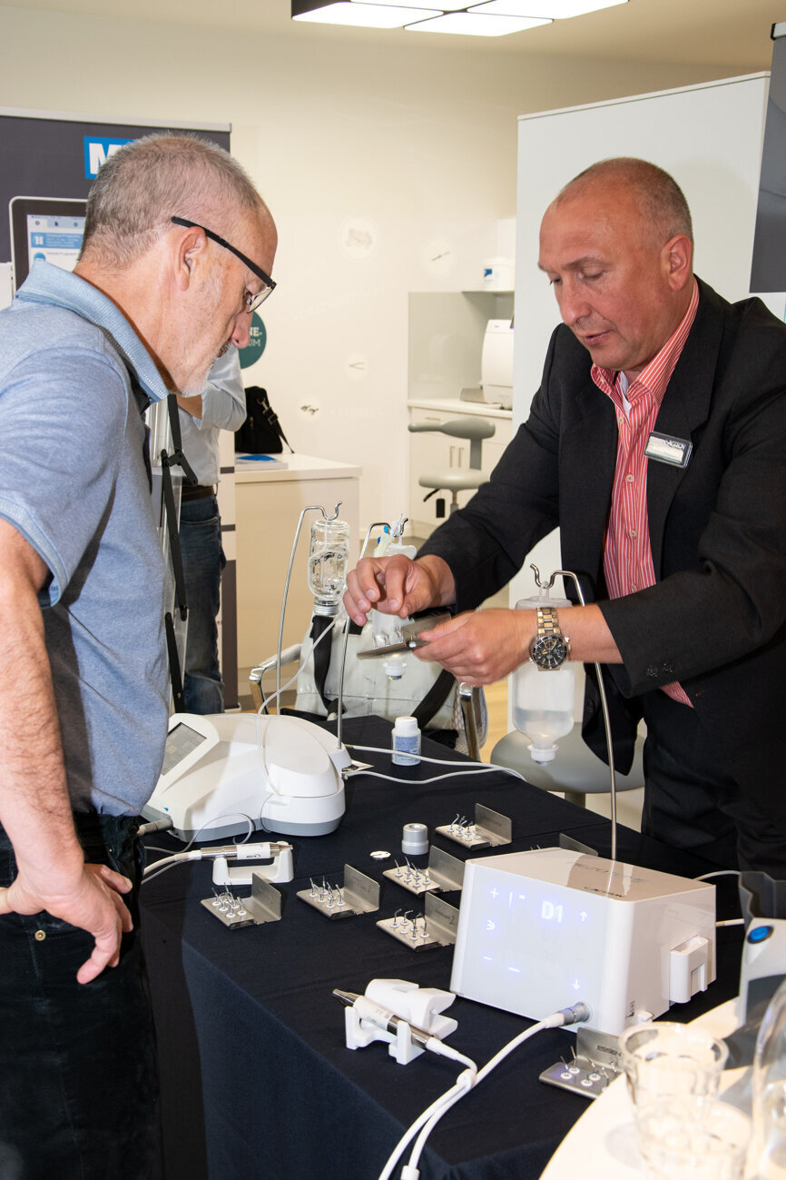 Eine Industrieausstellung im Showroom der Firma van der Ven – für die Fortbildungsteilnehmer eine ideale Gelegenheit, neue Produkte auszuprobieren.