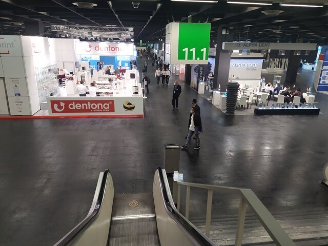 Pohled do prázdných uliček velkých hal. Návštěvnost první den nebyla velká. Pohled do prázdných uliček velkých hal. Návštěvnost první den nebyla velká.