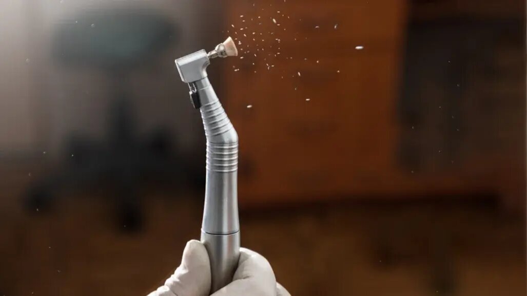 Проучване използва LED изображения за визуализиране на аерозоли, генерирани по време на зъболечение