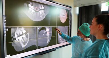 Microchirurgie implantaire et préservation muco-gingivale – Une masterclass d’exception