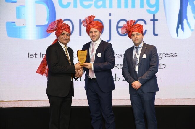 Dr. Sanjay Miglani (left) felicitated by Dr. Alfredo & Prof. Dr Alberto Dagna