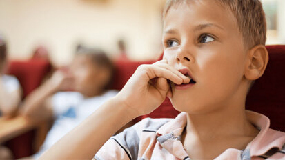 Mutter muss ihrem Sohn Fingernägel aus dem Zahnfleisch entfernen Mutter muss ihrem Sohn Fingernägel aus dem Zahnfleisch entfernen
