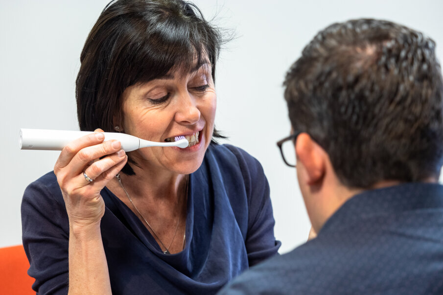 The “touch to teach” principle is essential to iTOP. Every seminar involves hands-on training with the correct tools and techniques. (Image: CURADEN)