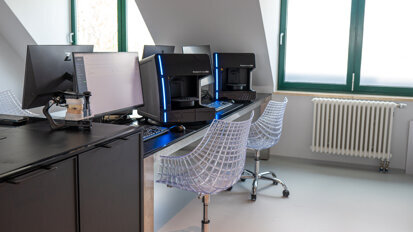 In der neuen Berliner Ausbildungsstätte kommt das Ceramill-System zum Einsatz. Zu sehen ist der Artex CR „Blackedition“ Artikulator, sowie der Desktop-Scanner Ceramill Map 600+, die beide mit der Software Ceramill Mind gekoppelt sind. © Amann Girrbach