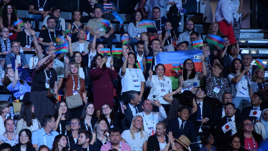 The traditional flag ceremony celebrates the international spirit of the global dental community. 