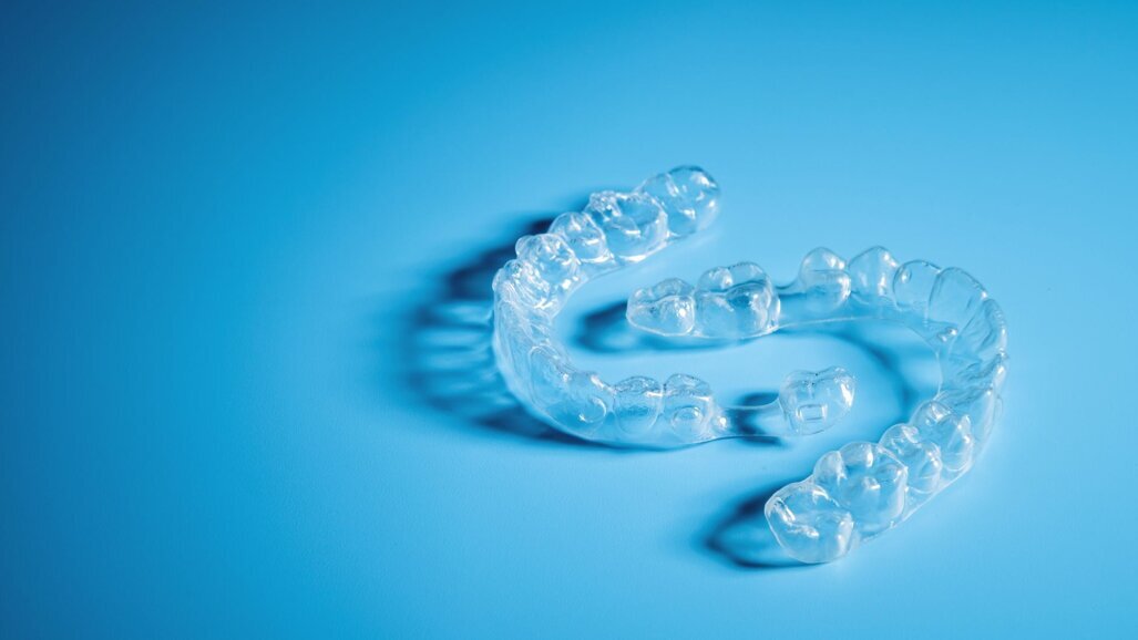Wetenschappers onderzoeken bacteriën op clear aligners