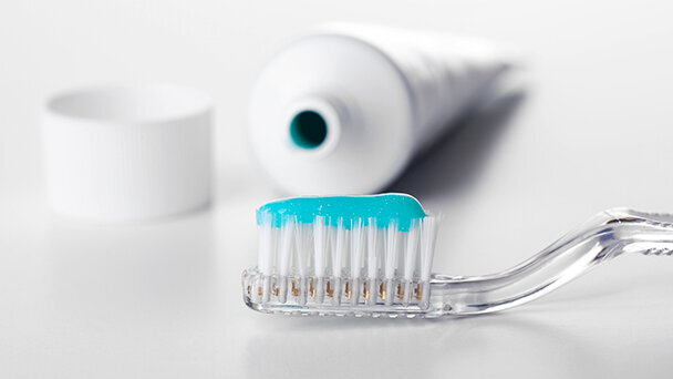 Dentifricio e spazzolino in un unico strumento: alla vigilia del lancio l’invenzione di 16 ragazzi dell’Istituto Tecnico