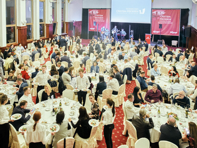 Večer se kongresový sál proměnil k nepoznání ...