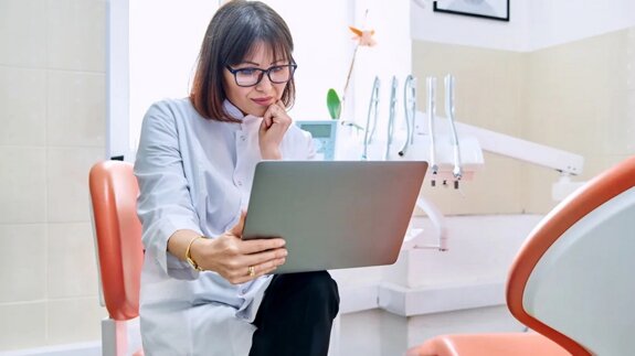 Pracovní postup podporovaný AI by mohl zubním lékařům pomoci vyvíjet specializovaný software