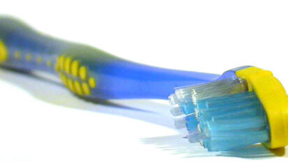 Gli adulti si lavano i denti in modo sbagliato