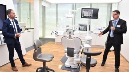 Jörg Riedmiller (left; Trainer for Dentsply Sirona treatment centres) and Michael Glemser (Director of the Dentsply Sirona Academy) introduce the new showroom