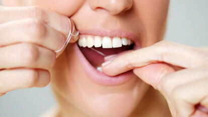 Oltre un quarto degli americani dice bugie al proprio dentista sull’uso del filo interdentale