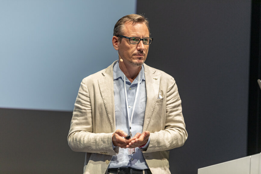 „Die Bearbeitung mit Pulver-Strahlern zeigt auch an den Unterseiten der Implantatgewinde bessere Ergebnisse als Hand- und Ultraschallinstrumente.“  Dr. Philipp Sahrmann diskutierte den Stand von Praxis und Wissenschaft in der Mukositis- und Periimplantitis-Therapie.