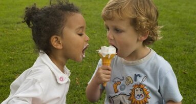 Crianças adquirem bactéria cariogênica dentro e fora da família