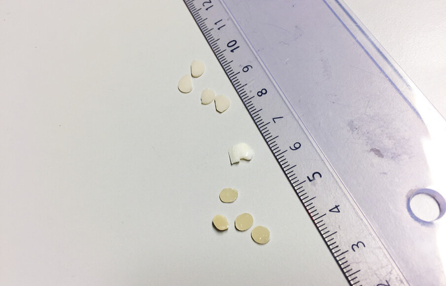The analysed materials: two different kinds of composites and a piece of a molar (middle). 