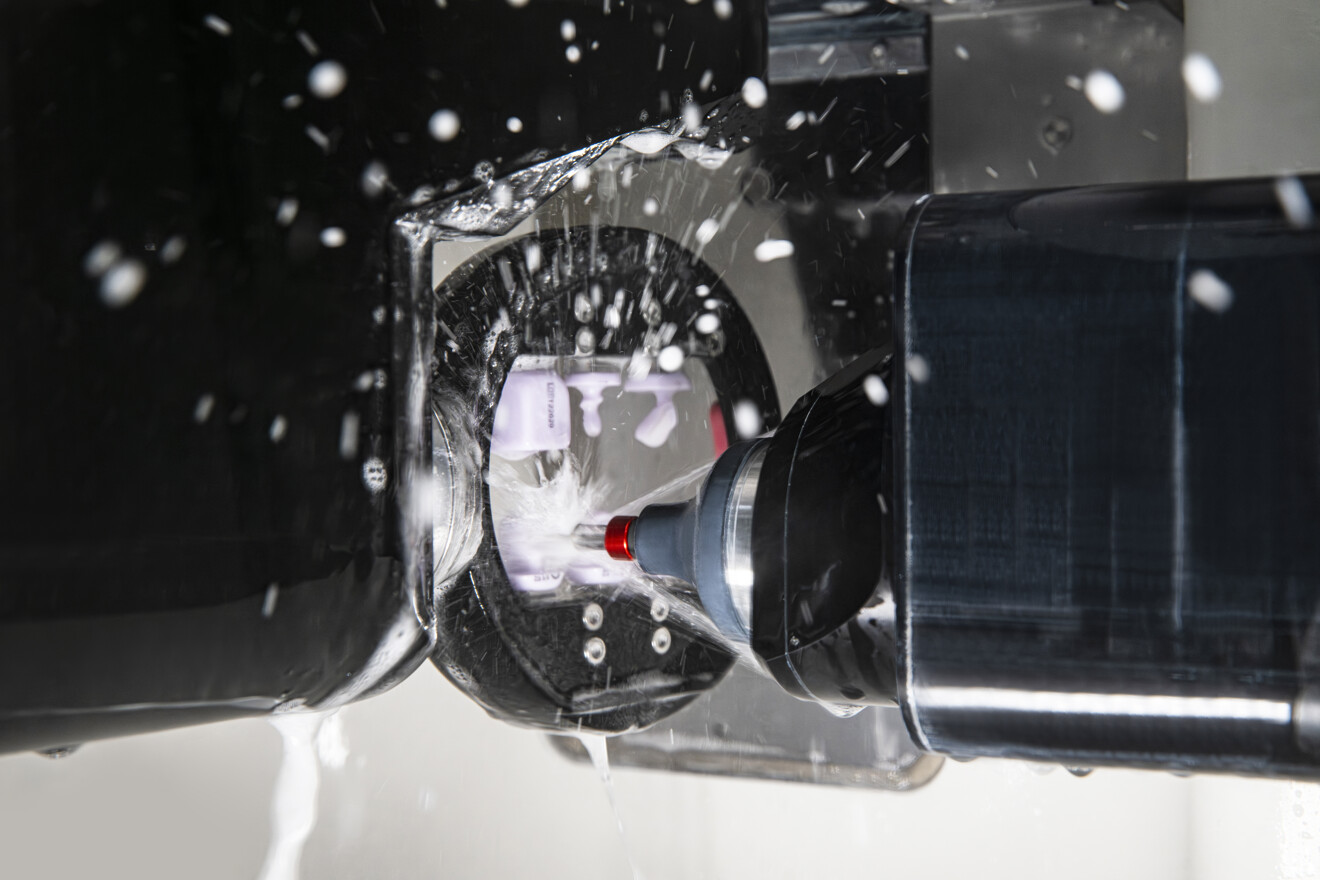 The PrograMill 7 is equipped with a 1.5 kW spindle for processing demanding dental materials. 