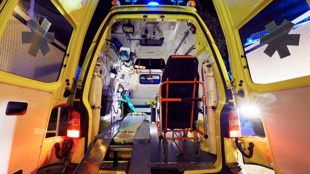 Man steekt tandarts in de hals