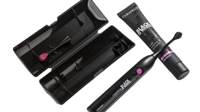 Escova elétrica hidrosônica Black is White potencializa o clareamento dos dentes