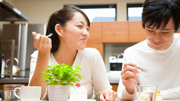 Donne e uomini masticano in maniera differente