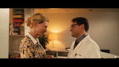 Blue Jasmine (2013), geregisseerd door Woody Allen: Tandarts dr. Flicker kust receptioniste Jasmine
