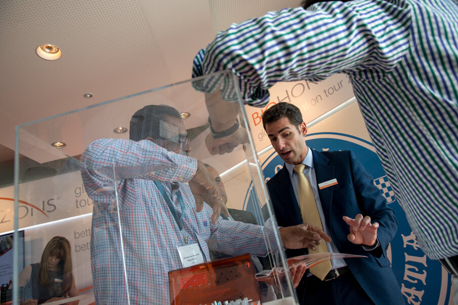 Fig. 3 - Il team di esperti BioHorizons e i professionisti odontoiatrici nell’area espositiva del Global Education Tour di BioHorizons in Croazia.