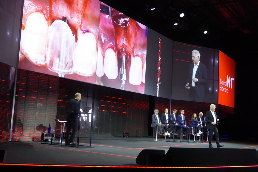 El Dr. Oded Bahat durante la presentación de un caso clínico con el sistema de implantes Nobel Biocare N1.