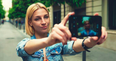 Brutti denti smorzano in fotografia il sorriso sulla bocca degli inglesi