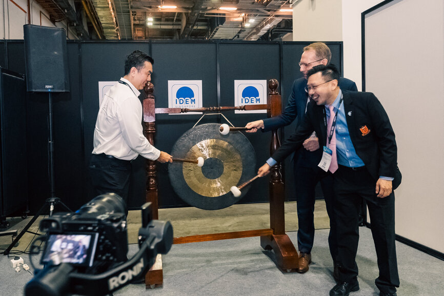 Event organizers rang in IDEM 2024 with a ceremonial gong. (Image: Koelnmesse)