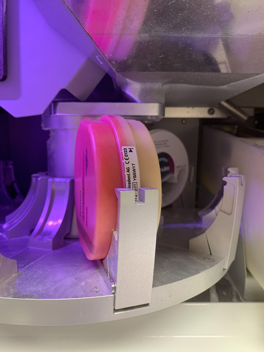 Fig. 9_Il disco Ivotion Ivoclar Vivadent inserito nell’apposita staffa adattatore.