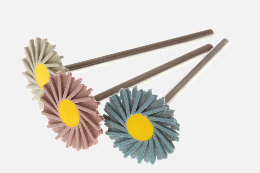 Fig. 14: Silicone brushes with diamond grains do not change the shape of the surface, but smooth it. Contact with the workpiece should be made at
a slight angle so that the bristles can deect better and do not kink.