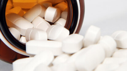 Evidence insufficient to recommend antibiotics for joint replacement patients who undergo dental procedures Evidence insufficient to recommend antibiotics for joint replacement patients who undergo dental procedures