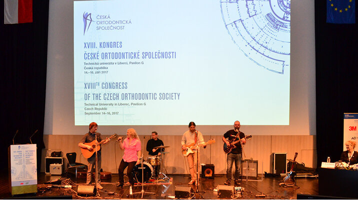 Při slavnostním zahájení kongresu vystoupila liberecká folk-rocková kapela Jarret