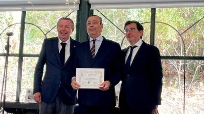 El Dr. Óscar Castro recibe la Medalla de Oro del Colegio de Dentistas de Málaga