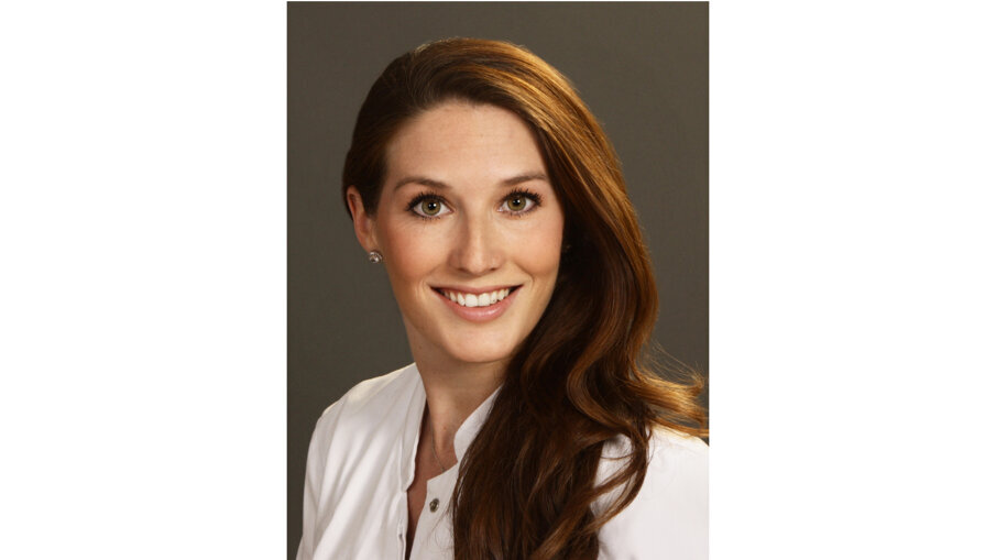 Dr. Sabrina Hoffmann: “Being able to communicate with the lab technician seamlessly makes it possible for me to share the planned outcome with my patient much quicker.” 